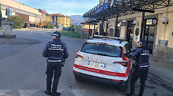Rissa in piazzale Petri davanti alla stazione ferroviaria: intervento di carabinieri, municipale e 118