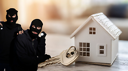 Ladri nelle case, l'ultima strategia: prima rubano le chiavi nell'auto parcheggiata al ristorante o al supermercato, poi ripuliscono l'abitazione