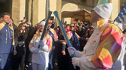Dalla prima accensione allo stadio al trionfo in Piazza Grande: la fiamma olimpica illumina la citt&agrave;
