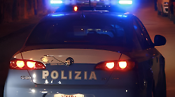 Camerieri inseguono il ladro che scippa una donna e la fa cadere nella Citt&agrave; del Natale: arrestato dalla Polizia