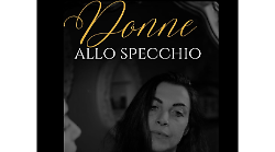 Donne allo specchio, il calendario e la mostra. Le foto