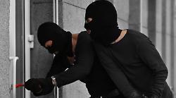 I ladri colpiscono ancora, forzano l'ingresso di una casa e rubano soldi e preziosi