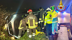 Pauroso incidente nella notte, uomo di 53 anni estratto dalle lamiere dell'auto ribaltata su un fianco fuori strada