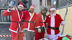 Babbo Natale arriva in moto, i regali ai bambini ricoverati in pediatria. L'invasione colorata di rosso