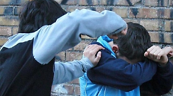 Rissa in pieno centro per "regolare i conti". Trovate pistole, mazze e machete. Subito 5 daspo urbani