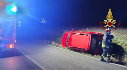 Esce fuori strada con l'auto: soccorso da 118 e vigili del fuoco