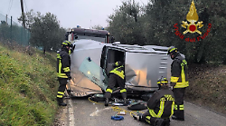 Uomo resta intrappolato nel fuoristrada che sfugge al controllo e si ribalta su un fianco