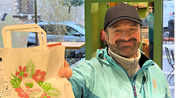 "Io, rider a 60 anni. Vi racconto la mia giornata". L'aretino Marco Coppini da 5 anni consegna cibo con Deliveroo