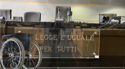 Invalido sulla sedia a rotelle rapina un giovane, condannato a un anno e 5 mesi per 10 euro