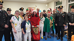 Carabinieri con folletti e Filarmonica per la gioia dei bambini ricoverati nel reparto di Pediatria: musica e doni