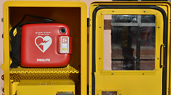 In arresto cardiaco, salvato grazie al defibrillatore e all'intervento di due impiegati in un ufficio