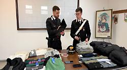 Fermati i ladri pendolari: arrivavano in Toscana, rubavano capi d'abbigliamento nei negozi e li rivendevano in Romania