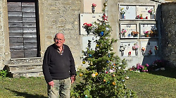 Fa l'albero di Natale al cimitero di Badia Tedalda da trent'anni. Franco Gavelli: "Omaggio ai defunti"