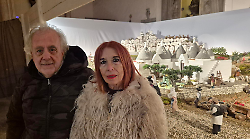 Il presepe ambientato a sorpresa in Puglia. Le forme di trulli, masserie e Castel del Monte