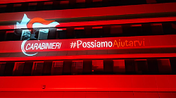 La caserma dei Carabinieri si tinge di rosso per le feste con un messaggio di prossimit&agrave;