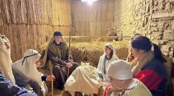 Don Alvaro nella notte di Natale davanti al presepe vivente: "Cerchiamo il nostro Signore nel presepe e non solo"