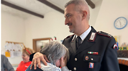 Carabinieri nella Rsa tra gli anziani: panettoni, abbracci e sorrisi. La prossimit&agrave; dell'Arma per Natale