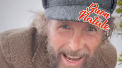 Lorenzo Jovanotti e gli auguri nel video con i suoi cani. Le prime date del tour estivo: Jova Summer Party