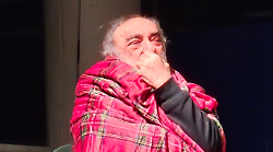 Teatro Tenda ghiacciato durante lo spettacolo "Maledetti Amici". Il pubblico passa una coperta ad Alessandro Haber