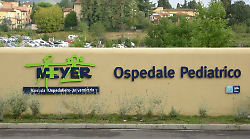 Bambino di 10 anni cade dal secondo piano di un palazzo: ricoverato all'ospedale Meyer