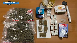 Droga in casa: la polizia trova un chilo di marijuana e 500 grammi di hashish. Arrestato 45enne