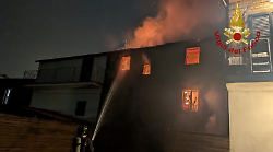 Incendio distrugge un appartamento, fiamme per ore a Battifolle: nessuna persona coinvolta