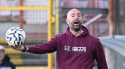 Arezzo da favola, sbanca Forl&igrave; e torna primo in classifica: cuore e grinta per una vittoria d'oro. Gol e highlights 