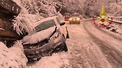 Cinquanta persone bloccate dalla neve. Decisivo l'intervento di vigili del fuoco e dei mezzi del Comune