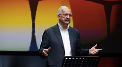 Walter Veltroni racconta gli anni Sessanta: sul palco del teatro di Cavriglia presenta "Le emozioni che abbiamo vissuto"