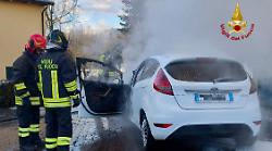 A fuoco auto a gpl, attimi di paura. Poi i Vigili del fuoco dominano le fiamme