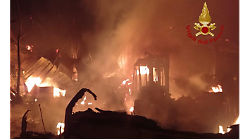 Incendio nella notte, distrutto annesso agricolo. Danni ingenti. Cane salvato dai Vigili del fuoco