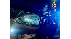 Uomo di 39 anni intrappolato nella microcar dopo lo scontro con un suv: estratto dalle lamiere dai vigili del fuoco