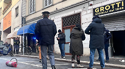 Le foto dopo l'assalto alla gioielleria con estintore e attrezzi durante la pausa pranzo
