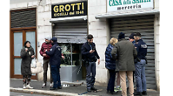 Assalto alla gioielleria Grotti in pieno giorno: nube in strada con gli estintori, vetrina abbattuta con i picconi e via con l'oro. Paura in citt&agrave;