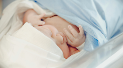 La piccola non vuole pi&ugrave; aspettare: parto d'urgenza al Pronto soccorso. La bimba nasce nella shock room. Pesa oltre 3 chili e gode di ottima salute