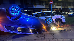 Donna ferita nell'auto che si ribalta dopo lo spaventoso scontro con due macchine parcheggiate