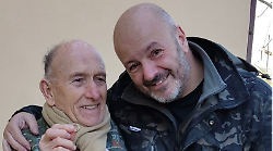 Le lacrime del vedovo: fede nuziale ritrovata dopo 50 anni in un campo agricolo