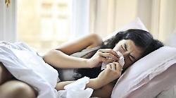 "Fa freddo, copriti o ti ammali". Ma le cause di raffreddori e influenze sono davvero gelo e basse temperature?