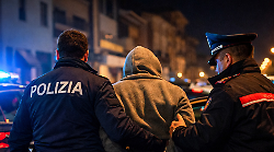 Far west nelle strade, inseguito da sette pattuglie e preso. Ma l'arresto non &egrave; valido