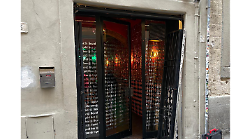 Furto nella notte in un bar del centro di Arezzo. Saracinesca danneggiata, bottino di alcune decine di euro