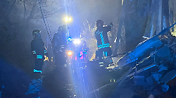 Casa crollata, le prime foto. Almeno tre feriti tra le macerie. Al lavoro vigili del fuoco, forze dell'ordine e sanitari del 118