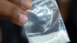 Due giovani spacciatori nigeriani sorpresi dalla polizia a cedere cocaina in via Masaccio