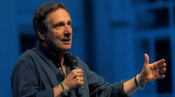 Mario Tozzi al teatro Petrarca presenta Caro Sapiens, la storia della Terra e le scelte dell'Umanit&agrave;