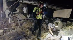 I preziosi cani dei vigili del fuoco tra le macerie della casa crollata alla ricerca di feriti. Il video