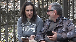 Senzatetto sfrattati dalla strada: "Hanno buttato via i nostri sacchi a pelo e le nostre coperte". La Municipale: "C'era il rischio incendio"