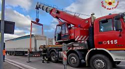 Camion si perde il rimorchio e la circolazione va in tilt. Prezioso intervento dei vigili del fuoco