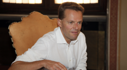 Morte David Rossi, rivelazioni esclusive a Farwest: "Aprono scenari inquietanti".  L'omicidio di Garlasco e il caso Crans Montana