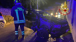 Incidente nella trafficata via Madonna del Rivaio: conducente dell'auto aiutato dai vigili del fuoco a uscire dall'abitacolo
