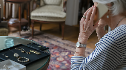 Si finge il nipote dell'anziana per truffarla: "Devo pagare le multe o mi arrestano". Presi gli imbroglioni con i gioielli e pure la fede del marito defunto