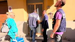 Mamma trovata cadavere dopo sei mesi sul letto di casa, niente condanna alla figlia che riscuoteva la pensione